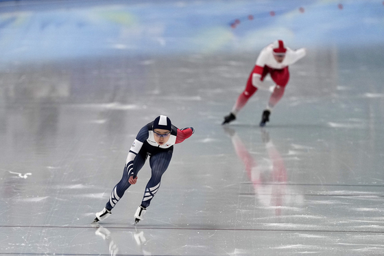 2022년 동계올림픽 스피드스케이팅 여자 1000m 결승전에서 김민선(왼쪽)이 폴란드의 카롤리나 푸첵과 경기를 펼치고 있다. [AP/YONHAP]