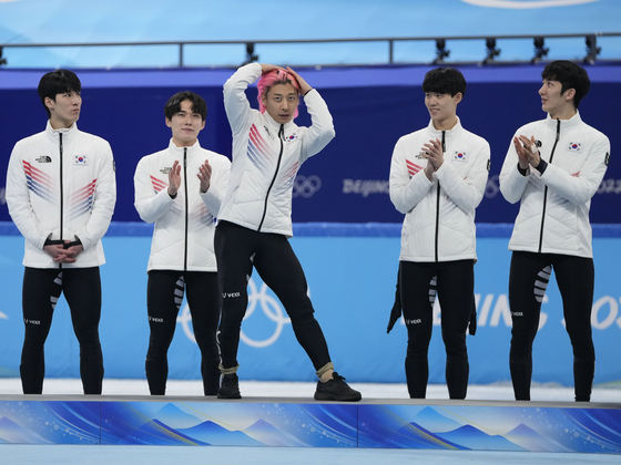 Kwak Yoon-gy, center, celebrates during the victory ceremony after Korea's second place finish in the men's 5,000-meter relay final at Capital Indoor Stadium at the 2022 Winter Olympics on Wednesday. [AP/YONHAP]