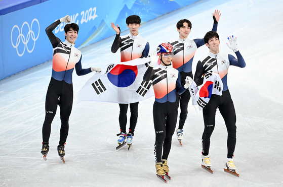 From left to right, Hwang Dae-heon, Lee June-seo, Kwak Yoon-gy, Kim Dong-wook, and Park Jang-hyuk celebrate after their second-place finish in the men's 5,000-meter relay at Capital Indoor Stadium at the 2022 Winter Olympics on Wednesday. [XINHUA/YONHAP]