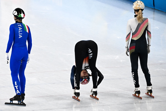 Kim A-lang, center, Italy's Arianna Fontana, left and Germany's Anna Seidel get ready to compete in the women's 1,500-meter semifinal at Capital Indoor Stadium in Beijing on Wednesday. [AFP/YONHAP]