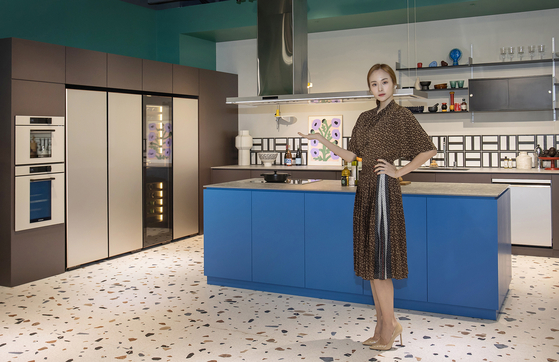 A model poses with Bespoke Infinite products at Samsung Electronics' retail store in southern Seoul. [SAMSUNG ELECTRONICS]