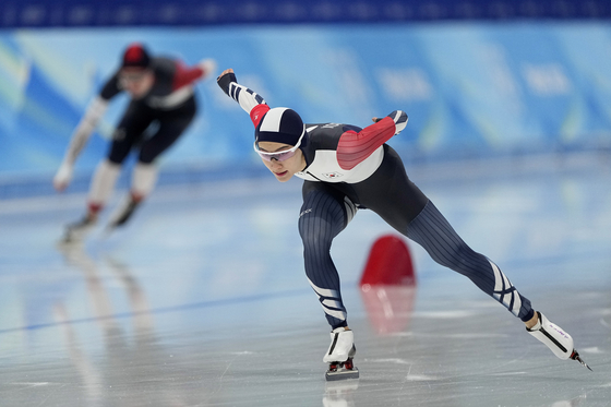 김현영이 2022년 동계올림픽 스피드스케이팅 여자 1000m 결승전에서 체코의 니콜라 즈드라할로바와 경기를 펼치고 있다. [AP/YONHAP]