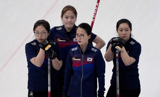 From left: Kim Seon-yeong, Kim Cho-hi, Kim Eun-jung and Kim Kyeong-ae wait for their opponents during a curling match against Denmark on Wednesday. [AP/YONHAP]