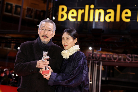 Director Hong Sang-soo and actor Kim Min-hee pose with the Silver Bear Grand Jury Prize for 'The Novelist's Film' after the award ceremony of the 72nd Berlin International Film Festival in Berlin, Germany, February 16, 2022. [REUTERS/YONHAP]