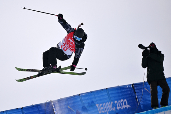 Kim Da-eun competes in the freestyle skiing women's freeski halfpipe qualification run during the Beijing 2022 Winter Olympic Games at the Secret Garden Olympic Halfpipe in Zhangjiakou, China on Thursday.  [AFP/YONHAP]