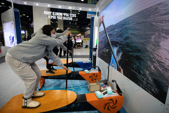 Models demonstrate stand up paddle board at the Seoul International Sports & Leisure Industry Show held at Coex Mall in Gangnam, southern Seoul, on Thursday. The show runs through Feb. 20. [NEWS1]