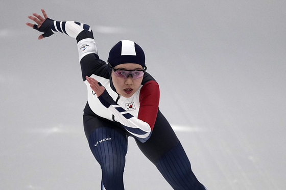 2022년 동계올림픽 스피드스케이팅 여자 1000m 결승에서 박지우가 연기를 펼치고 있다. [AP/YONHAP]