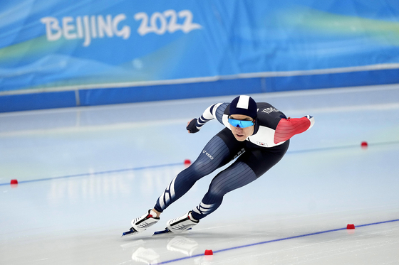 Cha Min-kyu competes during the men's speed skating 1,000-meter finals at the 2022 Winter Olympics in Beijing on Friday. [AP/YONHAP]