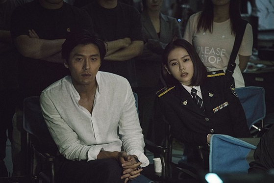 Actor Son Ye-Jin, right, during a scene in the movie "The Negotiation" (2018) [ILGAN SPORTS] 