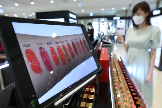 A cosmetics shop at Lotte Department Store in central Seoul in July [YONHAP]