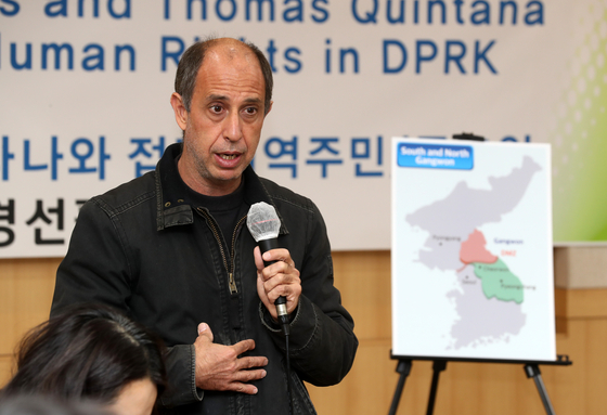 Tomás Ojea Quintana, the UN special rapporteur on the situation of human rights in North Korea, speaks with residents of an inter-Korean border town in Cheorwon County, Gangwon, on Saturday. [YONHAP]