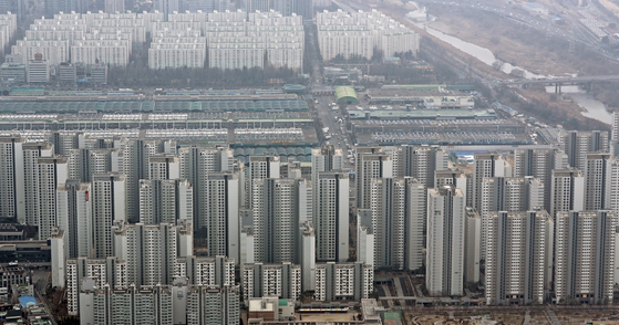 A scene of Seoul's apartment complexes is seen from the Lotte World Tower in southern Seoul on Feb. 13. Presidential candidates have been rolling out real estate policies as housing prices have skyrocketed by 46 percent in Seoul and 30.6 percent nationwide since the Moon Jae-in administration first took office. [NEWS1]