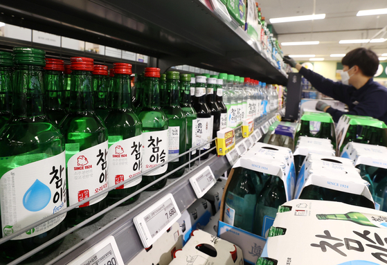 Hite Jinro's Chamisul Original and Chamisul Fresh are displayed at a discount mart in Seoul. [YONHAP]