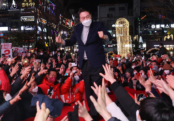 Yoon Suk-yeol greets supporters at a campaign rally in Changwon, South Gyeongsang, on Saturday evening. [JOINT PRESS CORPS]