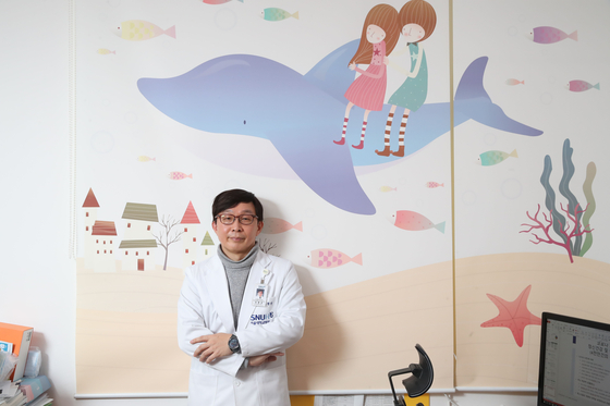 Prof. Kim Bung-nyun of Seoul National University Hospital, who also heads the Korean Academy of Child and Adolescent Psychiatry, poses for a photo in his office on Feb. 9 during an interview with the JoongAng Ilbo, an affiliate of the Korea JoongAng Daily. [WOO SANG-JO]
