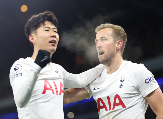 Son Heung-min, left, and Harry Kane celebrate after Kane scores Spurs' second goal against Manchester City at Etihad Stadium in Manchester on Saturday. [REUTERS/YONHAP]