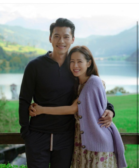 Actor Son Ye-Jin, right, with her fiancé Hyun Bin during a scene in tvN drama series "Crash Landing on You" (2019-20). [ILGAN SPORTS]