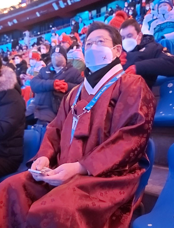 Hwang Hee, the Korean Minister of Culture, Sports and Tourism, attends the 2022 Beijing Winter Olympics' opening ceremony on Friday wearing hanbok. [YONHAP]
