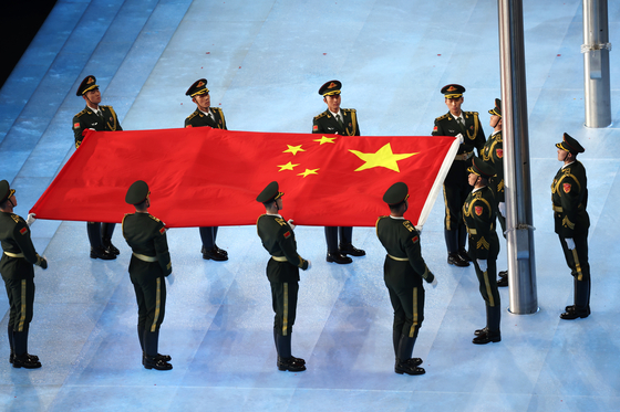  Chinese flag raised at the opening ceremony of the Winter Olympics held in Beijing earlier this month. [YONHAP]