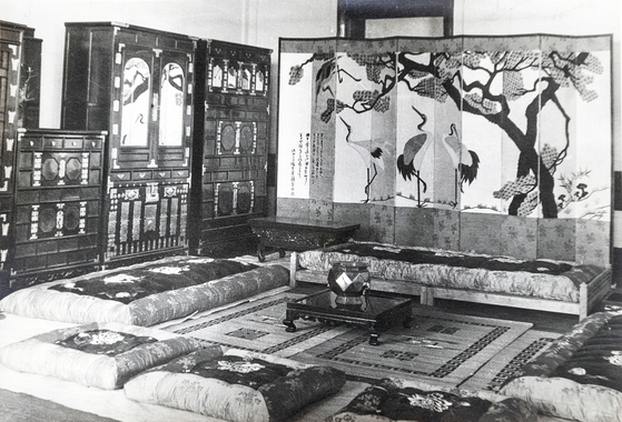 A photograph in the gift catalogue displays the various pieces of furniture presented to Stalin by Kim Il Sung arranged in a sitting room. [KIM HYUN-DONG]