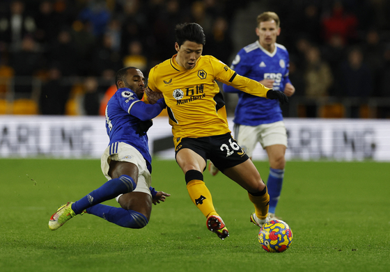 Wolverhampton Wanderers' Hwang Hee-Chan in action with Leicester City's Ricardo Pereira at Molineux Stadium in Wolverhampton, England on Sunday. [REUTERS/YONHAP]