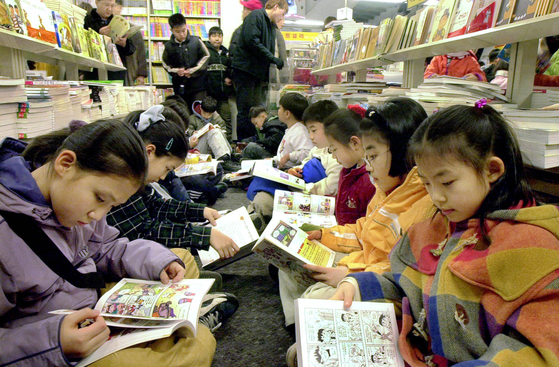 In this photo taken in 2002, children flocked to bookstores to read their favorite comic books - ″Tell Me a Creepy Story!″ was one of them. [JOONGANG PHOTO]