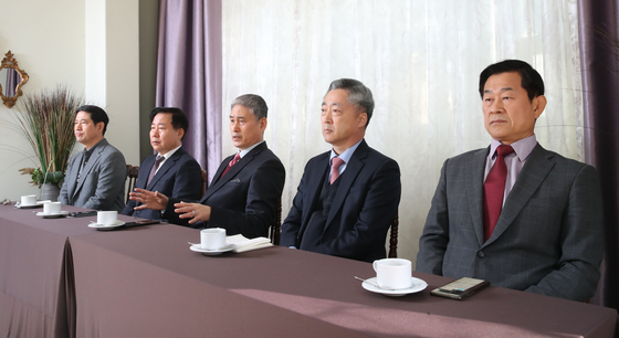 Former military leaders working on the campaign of the People Power Party’s presidential candidate Yoon Suk-yeol talk to the JoongAng Ilbo on Friday. From right, Choi Byung-hyuk; Lee Wang-keun; Kim Yong-woo; Shim Seung-seop and Jun Jin-goo.   [Woo SANG-JO] 