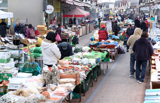 A traditional market in Chuncheon, Gangwon, remains uncrowded even before a Lunar New Year holiday on Jan. 27. [YONHAP] 