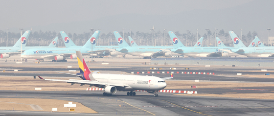 Korean Air and Aisana planes at Incheon International Airport on Tuesday. [YONHAP] 