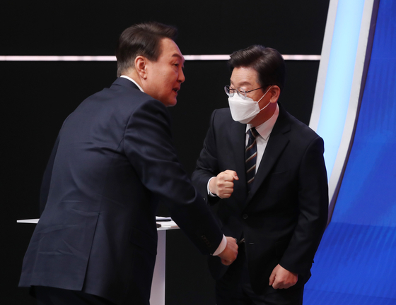 Democratic Party Lee Jae-myung, right, and People Power Party Yoon Suk-yeol at a studio in Mapo on Monday before the televised presidential candidate debate. [YONHAP] 