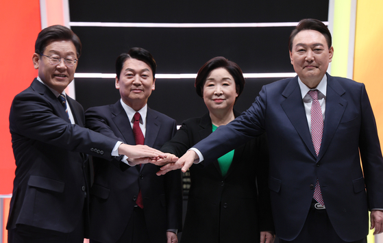 Presidential candidates from left: Lee Jae-myung of the ruling Democratic Party, Ahn Cheol-soo of the People's Party, Sim Sang-jung of the Justice Party and Yoon Suk-yeol of the main opposition People Power Party pose before the opening of their televised debate, broadcast Monday evening on MBC. [YONHAP]
