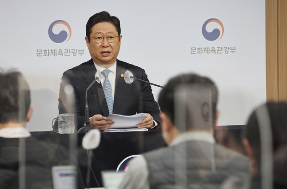 Hwang Hee, Minister of Culture, Sports and Tourism, talks to local reporters at the Seoul Government Complex in Gwanghwamun in central Seoul on Tuesday. [YONHAP]