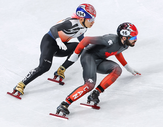 Kwak Yoon-gy, left, races beside Steven Dubois of Canada in the men's 5,000-meter relay final at the Capital Indoor Stadium on Feb.16. [YONHAP]