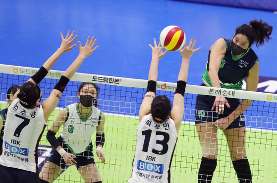 Yassmeen Bedart-Ghani of Hyundai Hillstate, right, attacks during a the match against Industrial Bank of Korea Altos on Tuesday at Suwon Gymnasium in Suwon. [NEWS1]