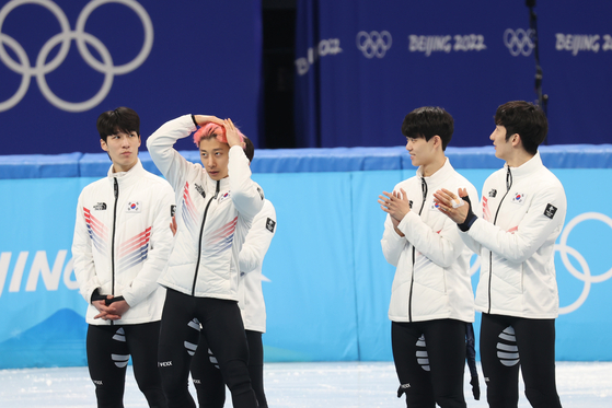 Kwak dances to boy band BTS’s “Dynamite” (2020) on the podium after winning a silver medal in the men's 5,000-meter relay on Feb. 16. [JOONGANG ILBO]