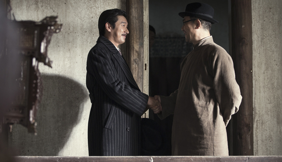 Korea's iconic independence fighters Kim Gu and Kim Won-bong are played by actors Jo Seung-woo, left, and Kim Hong-pa. [SHOW BOX]