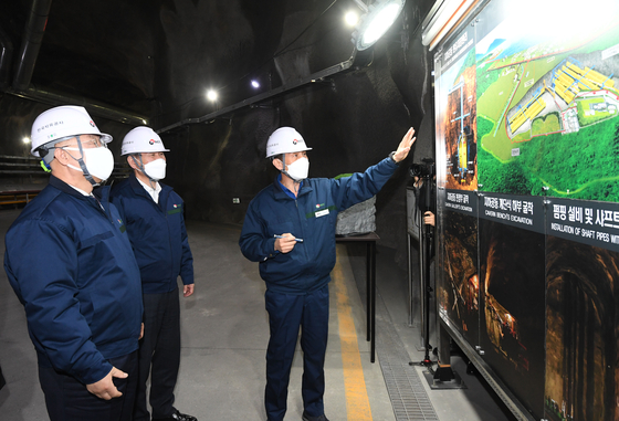 Finance Minister Hong Nam-ki, left, visits the Korea National Oil Corp.’s oil storage facility in Ulsan on Wednesday. [MINISTRY OF ECONOMY AND FINANCE] 
