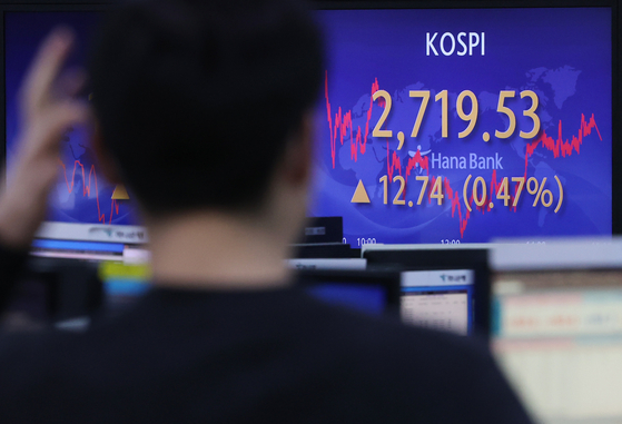 A screen in Hana Bank's trading room in central Seoul shows the Kospi closing at 2,719.53 points on Wednesday, up 12.74 points, or 0.47 percent, from the previous trading day. [YONHAP]