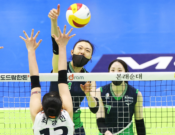 Yang Hyo-jin of Suwon Hyundai Engineering & Construction Hillstate, center, plays the ball against the Industrial Bank of Korea Altos on Tuesday at Suwon Gymnasium in Suwon. [YONHAP]