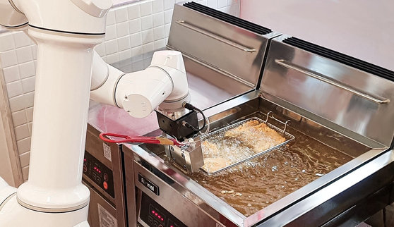 Robo Arete's chicken-frying robot, which will be used at one GS25 branch starting in April. [GS RETAIL]
