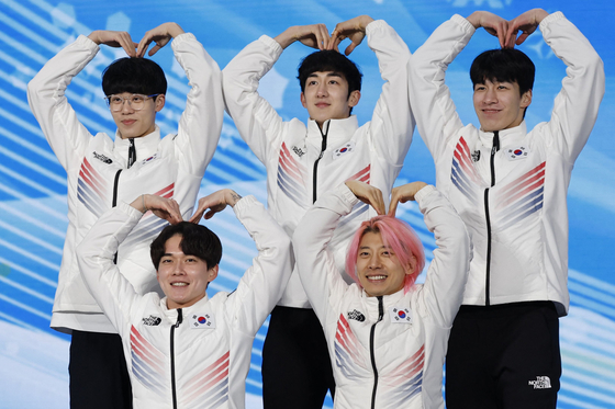 From left, Lee June-seo, Kim Dong-wook, Park Jang-hyuk, Kwak Yoon-gy and Hwang Dae-heon celebrate on the podium at the Beijing Medals Plaza in Beijing on Feb. 17 after winning the men's 5000-meter team relay silver medal. [REUTERS/YONHAP]