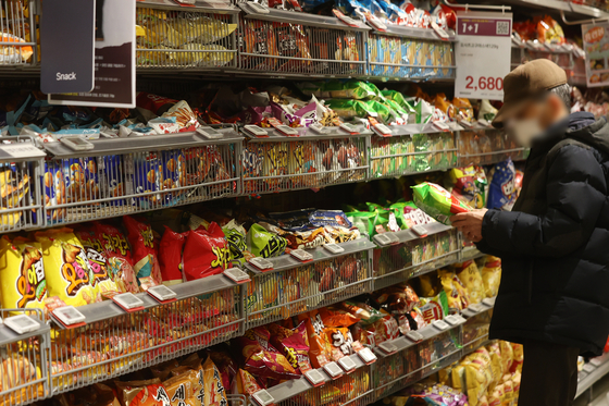 Snacks are displayed at a discount mart in Seoul on Wednesday. Nongshim announced that it will raise the prices of 22 items by six percent on average starting in March, its first price increase since November 2018. [YONHAP]