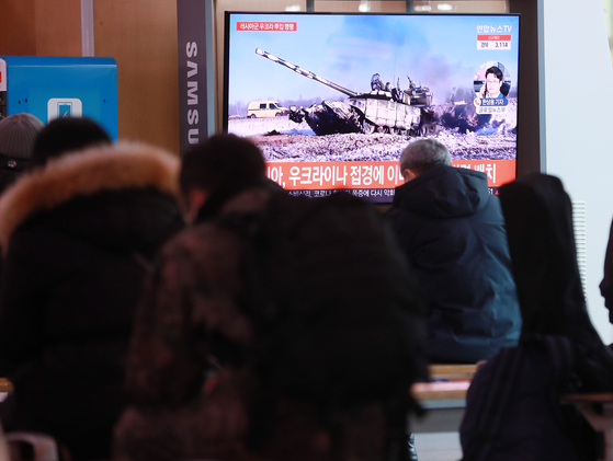 News report of Russia-Ukraine conflict appears on a TV at Seoul station on Tuesday. [YONHAP] 
