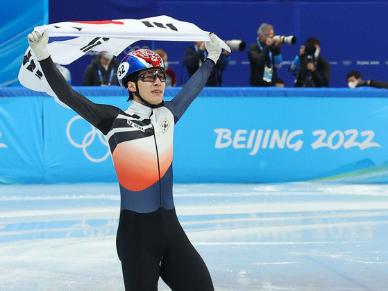 Short track speed skater Hwang Dae-heon will join DearU bubble, a platform on which fans pay a monthly subscription fee to receive messages and photos from stars. [YONHAP]