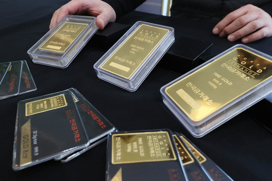 Gold bars are displayed at Korea Gold Exchange's office in Jongro District, central Seoul. [YONHAP] 