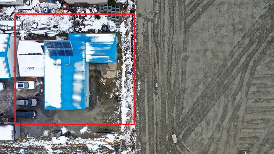 A solar power plant construction site and a resident’s house, marked by a red frame in the photo, at Sinan County's Imja Island are three meters apart. [JANG JEONG-PIL]