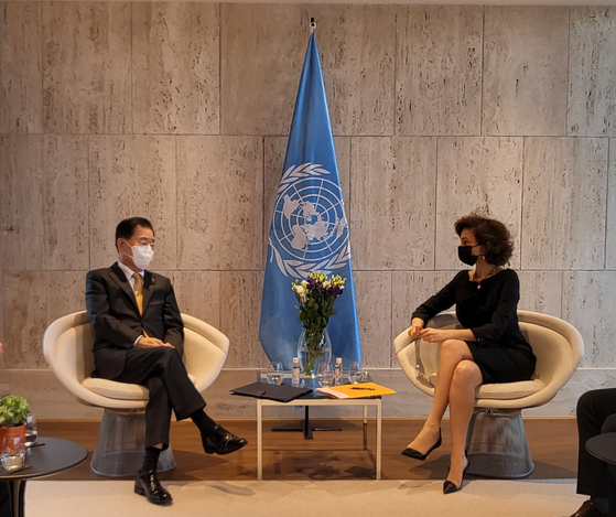 Korean Foreign Minister Chung Eui-yong, left, and Unesco Director-General Audrey Azoulay hold talks in Paris on Tuesday. [YONHAP] 