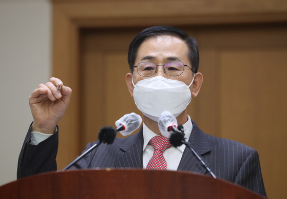 Supreme Court Justice Cho Jae-youn speakjs at a press conference at the Supreme Court in Seocho District, southern Seoul on Wednesday afternoon, where he denied involvement in the Daejang-dong development corruption scandal. [JOINT PRESS CORPS]