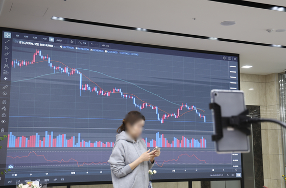 An electronic display board shows the rapid drop in the bitcoin price in Gangnam, southern Seoul, on Thursday. The price of the largest cryptocurrency dropped around six percent to 43.3 million won ($36,000) on Thursday on the news of Russia’s invasion of Ukraine. [YONHAP]