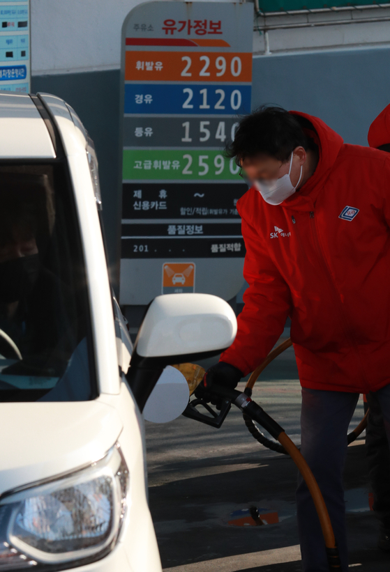 Gas is priced at 2,290 won ($1.9) per liter at a gas station in Seoul on Thursday. Global crude oil prices surged sharply due to the conflict between Ukraine and Russia, driving up prices in the domestic market as well. [YONHAP]